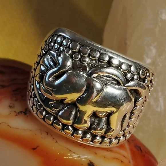 BOLD & WIDE, ELEPHANT MOTIF, STERLING RING WITH TEXTURED  DESIGN. SIZE 7 - Picture 4 of 10